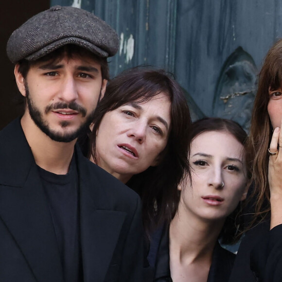 Ben Attal, Charlotte Gainsbourg, Alice Attal, Lou Doillon - Arrivées des célébrités aux obsèques de Jane Birkin en l'église Saint-Roch à Paris. Le 24 juillet 2023 © Jacovides-KD Niko / Bestimage 