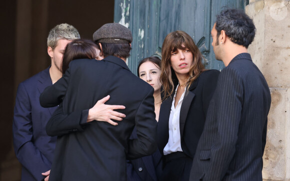 Charlotte Gainsbourg, Ben Attal, Alice Attal, Lou Doillon, Roman de Kermadec (fils de Kate Barry) - Arrivées des célébrités aux obsèques de Jane Birkin en l'église Saint-Roch à Paris. Le 24 juillet 2023 © Jacovides-KD Niko / Bestimage 