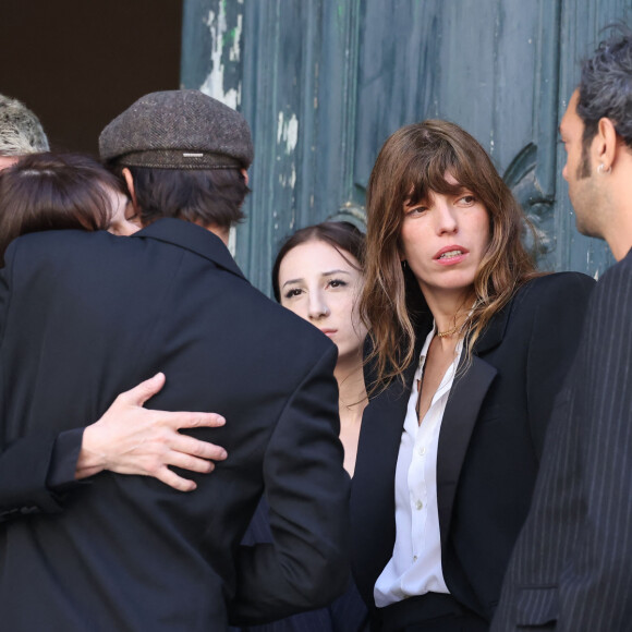 Charlotte Gainsbourg, Ben Attal, Alice Attal, Lou Doillon, Roman de Kermadec (fils de Kate Barry) - Arrivées des célébrités aux obsèques de Jane Birkin en l'église Saint-Roch à Paris. Le 24 juillet 2023 © Jacovides-KD Niko / Bestimage 