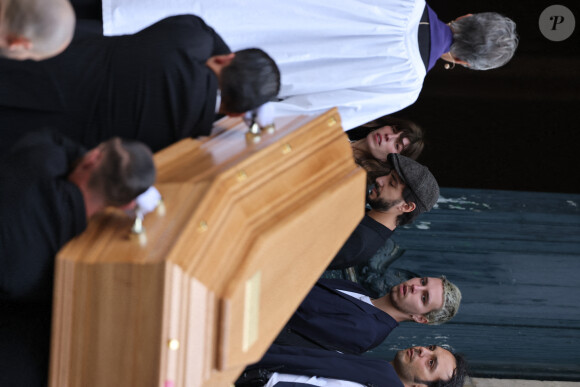 Lou Doillon, Ben Attal, Marlowe (fils de Lou Doillon), Roman de Kermadec (fils de Kate Barry) - Arrivées des célébrités aux obsèques de Jane Birkin en l'église Saint-Roch à Paris. Le 24 juillet 2023 © Jacovides-KD Niko / Bestimage 