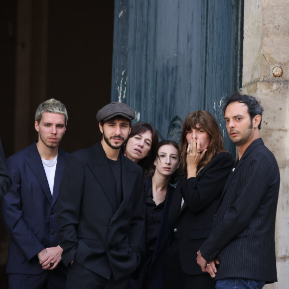 Marlowe (fils de Lou Doillon), Ben Attal, Charlotte Gainsbourg, Alice Attal, Lou Doillon, Roman de Kermadec (fils de Kate Barry) - Arrivées des célébrités aux obsèques de Jane Birkin en l'église Saint-Roch à Paris. Le 24 juillet 2023 © Jacovides-KD Niko / Bestimage 