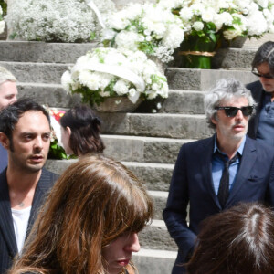 Lou Doillon, Charlotte Gainsbourg, Marlowe (fils de Lou Doillon), Ben Attal, Alice Attal, Roman de Kermadec (fils de Kate Barry) - Sorties des obsèques de Jane Birkin en l'église Saint-Roch à Paris. Le 24 juillet 2023 © Jacovides-KD Niko / Bestimage 