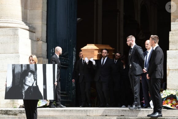 Son entourage lui a fait un hommage bouleversant
Sorties des obsèques de Jane Birkin en l'église Saint-Roch à Paris. Le 24 juillet 2023 © Jacovides-KD Niko / Bestimage