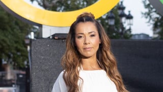 Chimène Badi longiligne en blanc aux côtés de Patrick Bruel et de sportifs pour Paris 2024 le concert événement