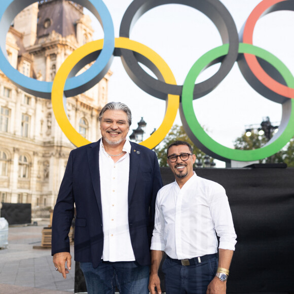 Exclusif - Brahim Asloum (boxeur), David Douillet (judoka) - Backstage - Enregistrement de l'émission "Paris 2024 le concert événement...dans un an les jeux" sur le parvis de l'Hôtel de Ville de Paris, diffusée le 25 juillet sur France 2 à 21h10. Le 3 juillet 2023 © Tiziano Da Silva-Christophe Clovis / Bestimage
