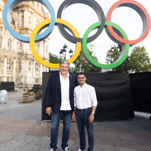 Exclusif - Brahim Asloum (boxeur), David Douillet (judoka) - Backstage - Enregistrement de l'émission "Paris 2024 le concert événement...dans un an les jeux" sur le parvis de l'Hôtel de Ville de Paris, diffusée le 25 juillet sur France 2 à 21h10. Le 3 juillet 2023 © Tiziano Da Silva-Christophe Clovis / Bestimage