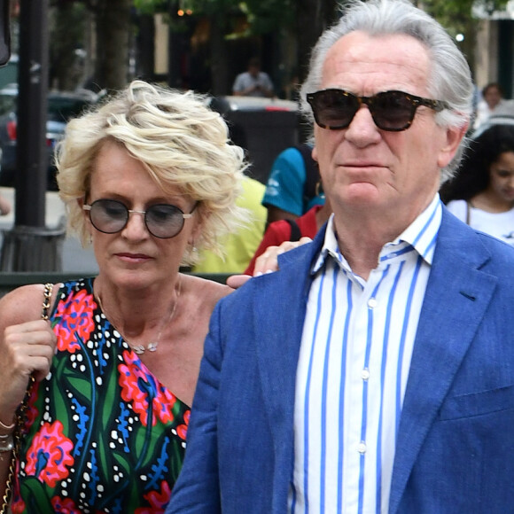 Pour se démarquer des chaînes concurrentes, France Télévisions a multiplié les transferts à la surprise générale.
Sophie Davant et son compagnon William Leymergie - Mariage de Claude Lelouch à la mairie du 18ème à Paris. Le 17 juin 2023