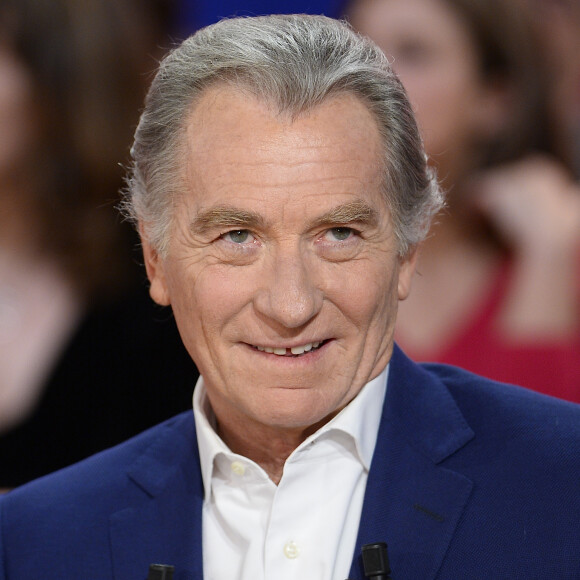 Si plonger son nez dans les bouquins est toujours appréciable, William Leymergie aime de temps à autre s'évader via des oeuvres cinématographiques.
William Leymergie - Enregistrement de l'émission "Vivement Dimanche" à Paris le 04 novembre 2015 et qui sera diffusée le 08 novembre, France télévisions en Féte. Coadic Guirec / Bestimage
