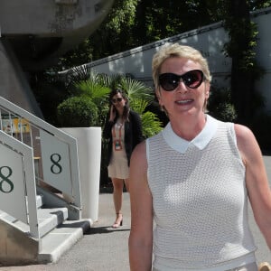 "Je les rassurais en leur disant : 'Non ne vous inquiétez pas, ça je n'y toucherais pas'", se souvient-elle.
Elise Lucet au village lors des internationaux de France de Roland Garros à Paris, le 10 juin 2017. © Dominique Jacovides - Cyril Moreau/ Bestimage