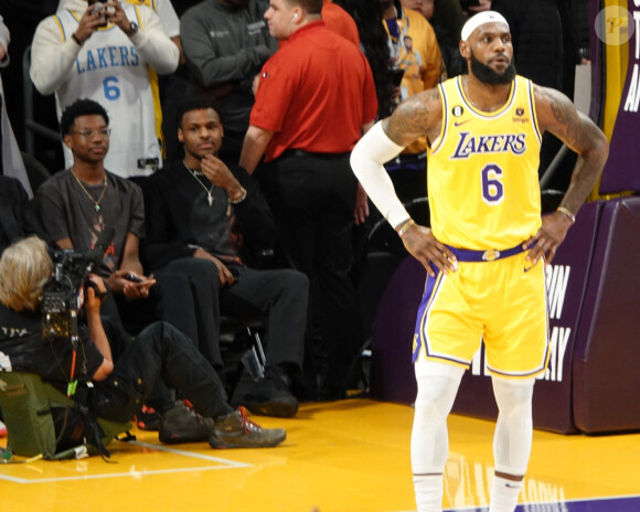 Bronny James, Bryce James, Lebron James - Les célébrités assistent au match des Lakers à la Crypto.com Arena à Los Angeles, le 7 février 2023. LeBron James est devenu le meilleur marqueur de l'histoire de la NBA en battant le record du nombre de points lors d'un match à domicile contre Oklahoma City. Il détrône Kareem Abdul-Jabbar avec 38 390 points marqués en vingt saisons. 