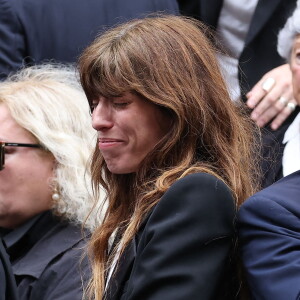 Lundi 24 juillet, Lou Doillon, comme Charlotte Gainsbourg, a dû faire ses adieux à sa mère, Jane Birkin, à l'occasion de ses obsèques en l'église Saint-Roch au centre de Paris.
Lou Doillon - Sorties des célébrités aux obsèques de Jane Birkin en l'église Saint-Roch à Paris. © Jacovides-KD Niko / Bestimage