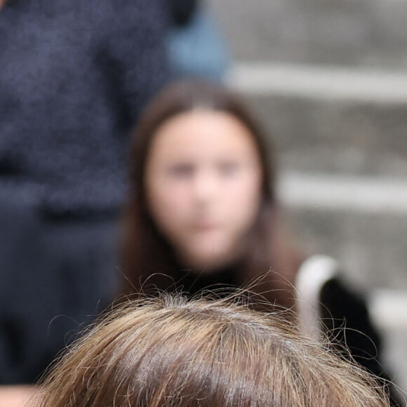 Celle d'une ancienne photo d'elle enfant, dans le dos de sa mère. Un cliché en noir et blanc sublime, sur lequel elle a simplement inscrit "Maman".
Lou Doillon, Charlotte Gainsbourg - Sorties des célébrités aux obsèques de Jane Birkin en l'église Saint-Roch à Paris. Le 24 juillet 2023 © Jacovides-KD Niko / Bestimage