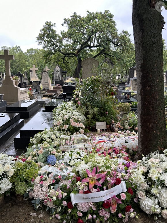 Le 16 juillet, Jane Birkin était retrouvée sans vie à son domicile parisien, rue d'Assas. 
Exclusif - Tombe de Kate Barry recouverte des fleurs des obsèques de Jane Birkin qui a rejoint sa fille dans sa tombe au funérarium du Montparnasse à Paris le 24 juillet 2023. Après sa crémation au funérarium du Père Lachaise, son urne a été déposée sur sa tombe.