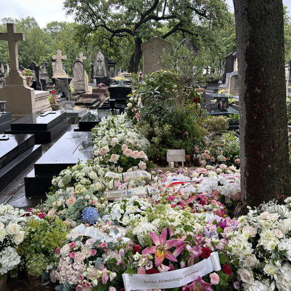 Le 16 juillet, Jane Birkin était retrouvée sans vie à son domicile parisien, rue d'Assas. 
Exclusif - Tombe de Kate Barry recouverte des fleurs des obsèques de Jane Birkin qui a rejoint sa fille dans sa tombe au funérarium du Montparnasse à Paris le 24 juillet 2023. Après sa crémation au funérarium du Père Lachaise, son urne a été déposée sur sa tombe.