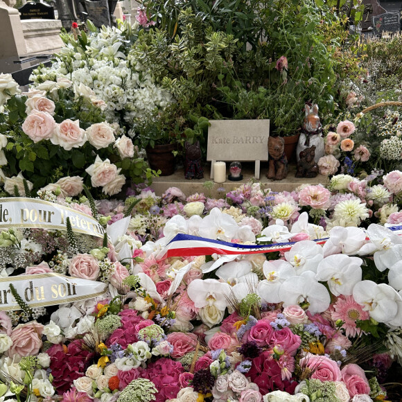 Exclusif - Tombe de Kate Barry recouverte des fleurs des obsèques de Jane Birkin qui a rejoint sa fille dans sa tombe au funérarium du Montparnasse à Paris le 24 juillet 2023. Après sa crémation au funérarium du Père Lachaise, son urne a été déposée sur sa tombe.