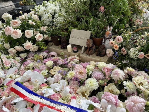 Exclusif - Tombe de Kate Barry recouverte des fleurs des obsèques de Jane Birkin qui a rejoint sa fille dans sa tombe au funérarium du Montparnasse à Paris le 24 juillet 2023. Après sa crémation au funérarium du Père Lachaise, son urne a été déposée sur sa tombe.