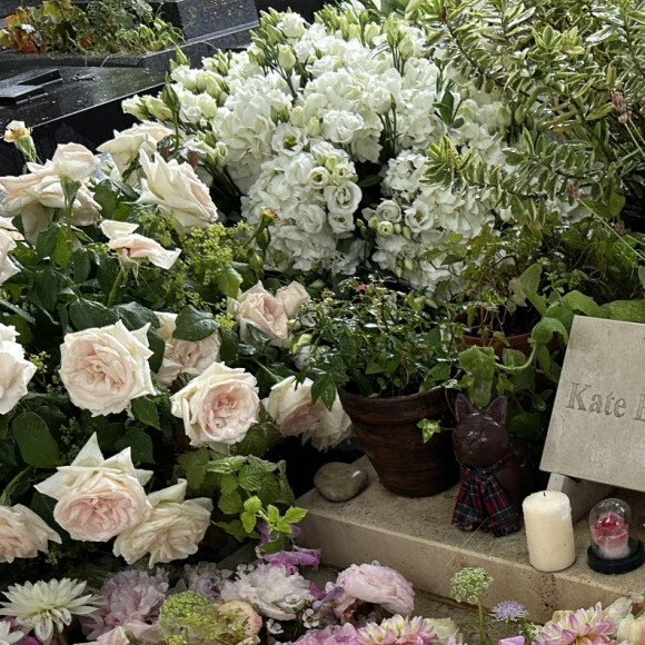 Exclusif - Tombe de Kate Barry recouverte des fleurs des obsèques de Jane Birkin qui a rejoint sa fille dans sa tombe au funérarium du Montparnasse à Paris le 24 juillet 2023. Après sa crémation au funérarium du Père Lachaise, son urne a été déposée sur sa tombe.