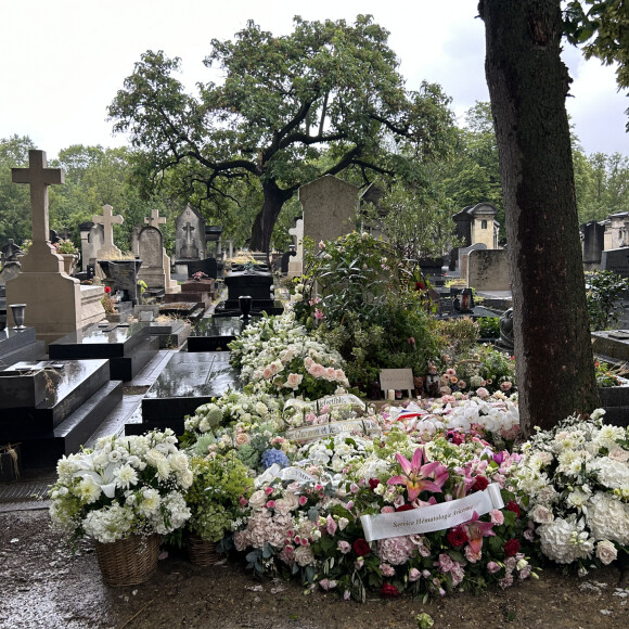 Exclusif - Tombe de Kate Barry recouverte des fleurs des obsèques de Jane Birkin qui a rejoint sa fille dans sa tombe au funérarium du Montparnasse à Paris le 24 juillet 2023. Après sa crémation au funérarium du Père Lachaise, son urne a été déposée sur sa tombe.