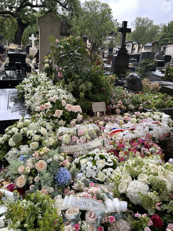 Exclusif - Tombe de Kate Barry recouverte des fleurs des obsèques de Jane Birkin qui a rejoint sa fille dans sa tombe au funérarium du Montparnasse à Paris le 24 juillet 2023. Après sa crémation au funérarium du Père Lachaise, son urne a été déposée sur sa tombe.