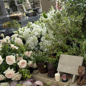 Exclusif - Tombe de Kate Barry recouverte des fleurs des obsèques de Jane Birkin qui a rejoint sa fille dans sa tombe au funérarium du Montparnasse à Paris le 24 juillet 2023. Après sa crémation au funérarium du Père Lachaise, son urne a été déposée sur sa tombe.