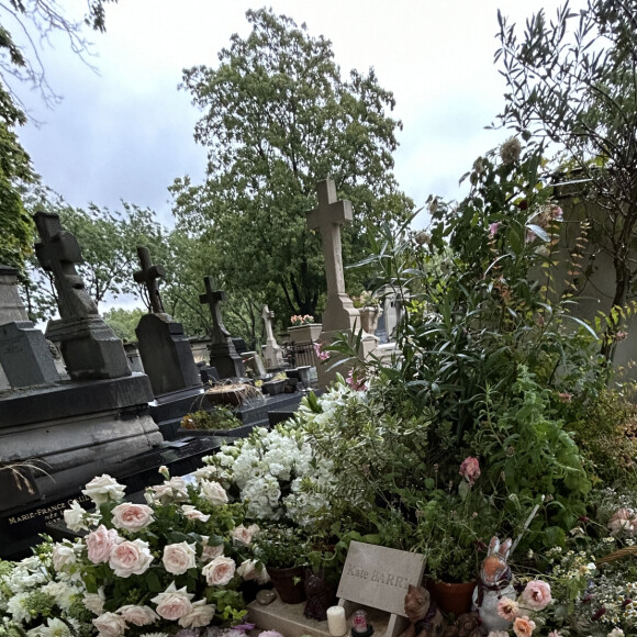 Exclusif - Tombe de Kate Barry recouverte des fleurs des obsèques de Jane Birkin qui a rejoint sa fille dans sa tombe au funérarium du Montparnasse à Paris le 24 juillet 2023. Après sa crémation au funérarium du Père Lachaise, son urne a été déposée sur sa tombe.