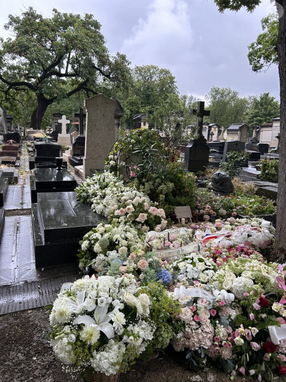 Exclusif - Tombe de Kate Barry recouverte des fleurs des obsèques de Jane Birkin qui a rejoint sa fille dans sa tombe au funérarium du Montparnasse à Paris le 24 juillet 2023. Après sa crémation au funérarium du Père Lachaise, son urne a été déposée sur sa tombe.