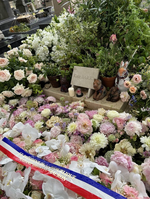 Exclusif - Tombe de Kate Barry recouverte des fleurs des obsèques de Jane Birkin qui a rejoint sa fille dans sa tombe au funérarium du Montparnasse à Paris le 24 juillet 2023. Après sa crémation au funérarium du Père Lachaise, son urne a été déposée sur sa tombe.