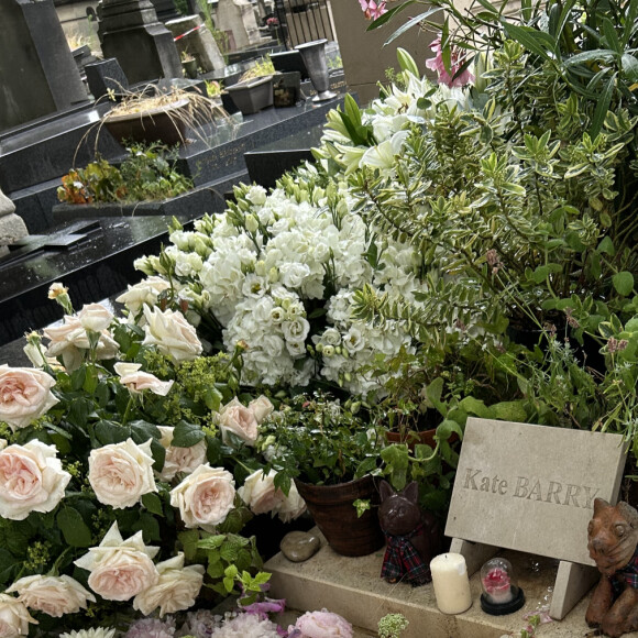 Exclusif - Tombe de Kate Barry recouverte des fleurs des obsèques de Jane Birkin qui a rejoint sa fille dans sa tombe au funérarium du Montparnasse à Paris le 24 juillet 2023. Après sa crémation au funérarium du Père Lachaise, son urne a été déposée sur sa tombe.