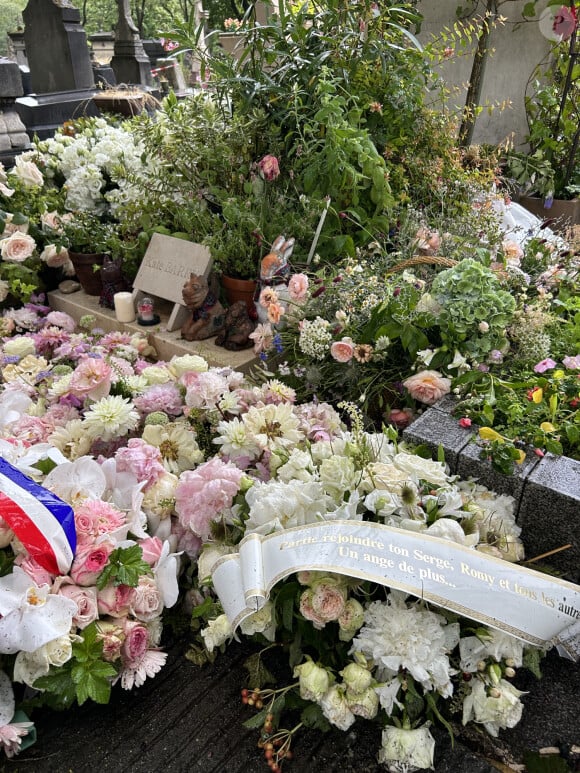 Exclusif - Tombe de Kate Barry recouverte des fleurs des obsèques de Jane Birkin qui a rejoint sa fille dans sa tombe au funérarium du Montparnasse à Paris le 24 juillet 2023. Après sa crémation au funérarium du Père Lachaise, son urne a été déposée sur sa tombe.