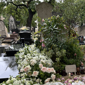 Exclusif - Tombe de Kate Barry recouverte des fleurs des obsèques de Jane Birkin qui a rejoint sa fille dans sa tombe au funérarium du Montparnasse à Paris le 24 juillet 2023. Après sa crémation au funérarium du Père Lachaise, son urne a été déposée sur sa tombe.