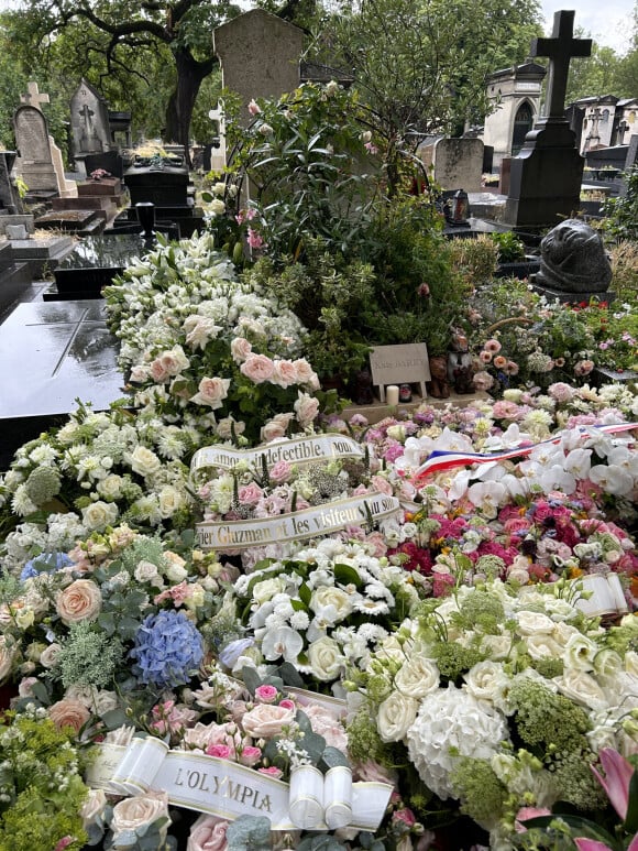 Exclusif - Tombe de Kate Barry recouverte des fleurs des obsèques de Jane Birkin qui a rejoint sa fille dans sa tombe au funérarium du Montparnasse à Paris le 24 juillet 2023. Après sa crémation au funérarium du Père Lachaise, son urne a été déposée sur sa tombe.