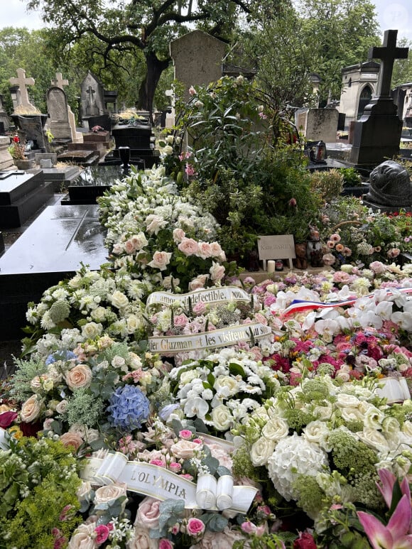 Exclusif - Tombe de Kate Barry recouverte des fleurs des obsèques de Jane Birkin qui a rejoint sa fille dans sa tombe au funérarium du Montparnasse à Paris le 24 juillet 2023. Après sa crémation au funérarium du Père Lachaise, son urne a été déposée sur sa tombe.