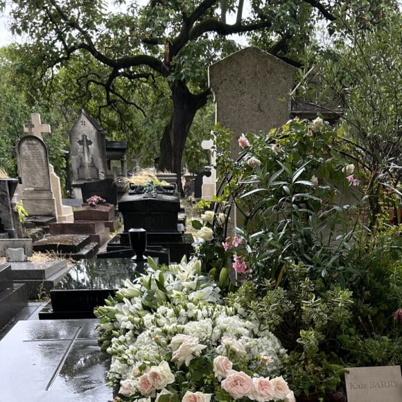 Exclusif - Tombe de Kate Barry recouverte des fleurs des obsèques de Jane Birkin qui a rejoint sa fille dans sa tombe au funérarium du Montparnasse à Paris le 24 juillet 2023. Après sa crémation au funérarium du Père Lachaise, son urne a été déposée sur sa tombe.