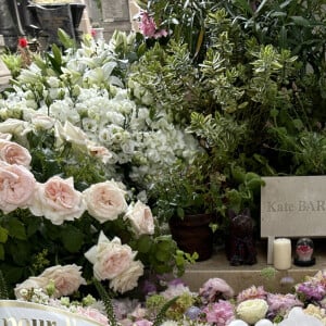 Exclusif - Tombe de Kate Barry recouverte des fleurs des obsèques de Jane Birkin qui a rejoint sa fille dans sa tombe au funérarium du Montparnasse à Paris le 24 juillet 2023. Après sa crémation au funérarium du Père Lachaise, son urne a été déposée sur sa tombe.