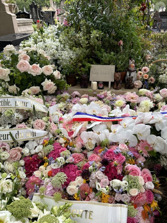 Des adieux auxquels on a retrouvé ses filles Charlotte Gainsbourg et Lou Doillon, très dignes, portant le cercueil de leur mère.
Exclusif - Tombe de Kate Barry recouverte des fleurs des obsèques de Jane Birkin qui a rejoint sa fille dans sa tombe au funérarium du Montparnasse à Paris le 24 juillet 2023. Après sa crémation au funérarium du Père Lachaise, son urne a été déposée sur sa tombe.