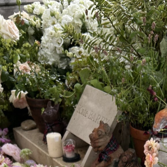 Exclusif - Tombe de Kate Barry recouverte des fleurs des obsèques de Jane Birkin qui a rejoint sa fille dans sa tombe au funérarium du Montparnasse à Paris le 24 juillet 2023. Après sa crémation au funérarium du Père Lachaise, son urne a été déposée sur sa tombe.