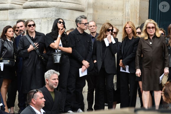 Benjamin Biolay, Chiara Mastroianni, Sandrine Kiberlain, Catherine Deneuve - Sorties des obsèques de Jane Birkin en l'église Saint-Roch à Paris. Le 24 juillet 2023 © Jacovides-KD Niko / Bestimage