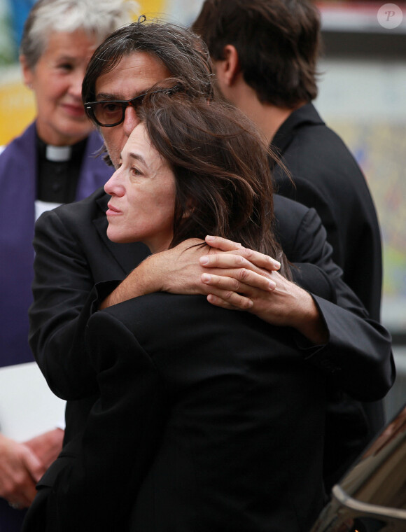 Charlotte Gainsbourg a craqué dans les bras de son compagnon Yvan Attal.
Yvan Attal et Charlotte Gainsbourg - Sorties des obsèques de Jane Birkin en l'église Saint-Roch à Paris. Le 24 juillet 2023 © Jonathan Rebboah / Panoramic / Bestimage 