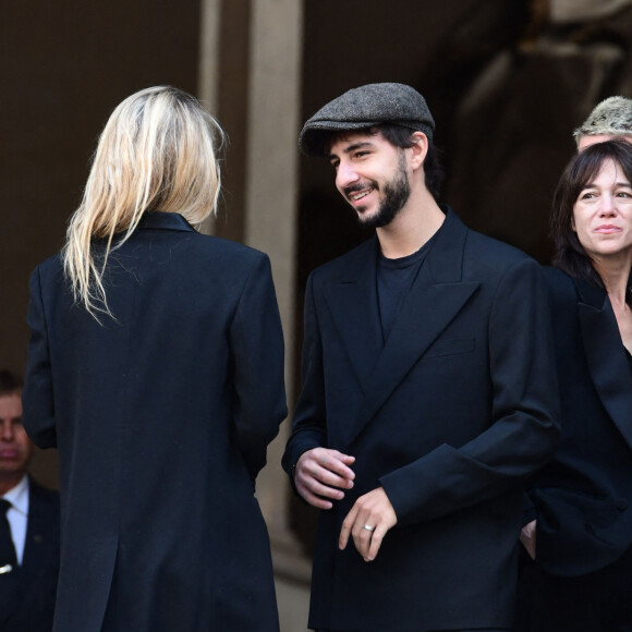 Marlowe (fils de Lou Doillon), Ben Attal, Charlotte Gainsbourg, Lou Doillon, Roman de Kermadec (fils de Kate Barry) - Arrivées des célébrités aux obsèques de Jane Birkin en l'église Saint-Roch à Paris. Le 24 juillet 2023 © Jacovides-KD Niko / Bestimage 