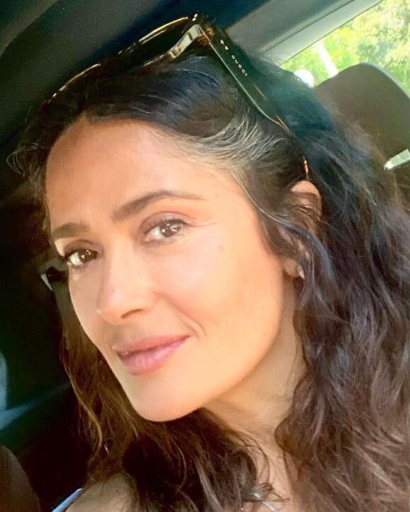 Mais cela ne l'empêche pas d'hurler en tribunes, comme cette aficionados de football l'entend, de manger avec les doigts goulûment à Veracruz et surtout de donner des conseils aux autres femmes. 
Salma Hayek dévoile sa technique anti-cheveux blancs