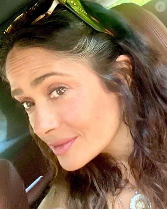 Car quand Salma Hayek dévoile ses cheveux blancs, rappelant que oui, à 56 ans, elle a beau être d'une beauté vertigineuse elle est comme tout le monde, le post attire bien sûr l'attention.
Salma Hayek dévoile sa technique anti-cheveux blancs