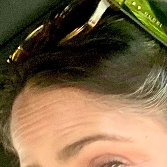 Car quand Salma Hayek dévoile ses cheveux blancs, rappelant que oui, à 56 ans, elle a beau être d'une beauté vertigineuse elle est comme tout le monde, le post attire bien sûr l'attention.
Salma Hayek dévoile sa technique anti-cheveux blancs