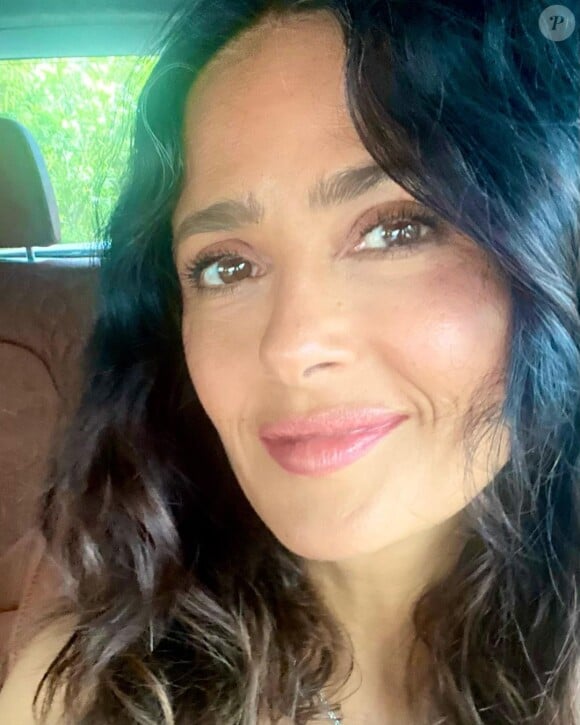 À première vue, il s'agit d'une bombe incendiaire, mais derrière cette allure et sa manière à elle d'être épargnée par les aléas du temps qui passe, il se trouve surtout une bonne copine. 
Salma Hayek dévoile sa technique anti-cheveux blancs