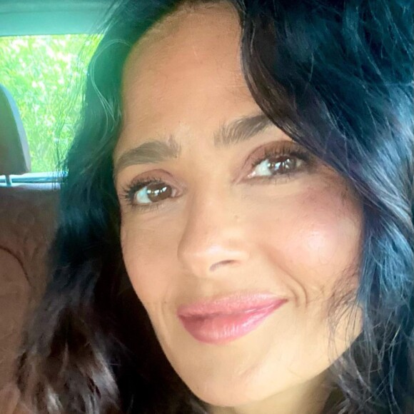 À première vue, il s'agit d'une bombe incendiaire, mais derrière cette allure et sa manière à elle d'être épargnée par les aléas du temps qui passe, il se trouve surtout une bonne copine. 
Salma Hayek dévoile sa technique anti-cheveux blancs