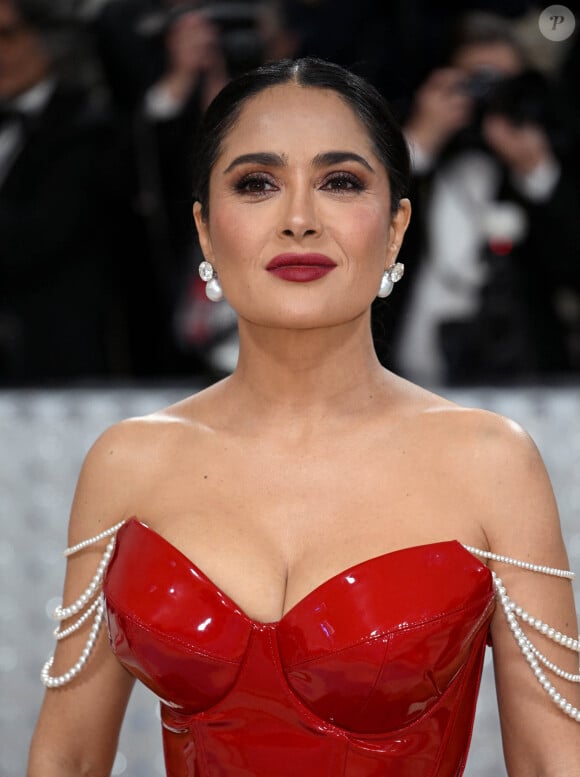 Salma Hayek - Les célébrités arrivent à la soirée du "MET Gala 2023" hommage au grand couturier Karl Lagerfeld au Metropolitan Museum of Art de New York City, New York, Etats-Unis, le 1er mai 2023