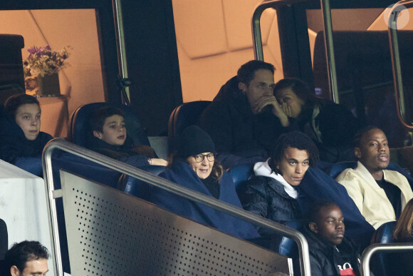 Grand Corps Malade et sa femme Julia Marsaud, Fayza Lamari, Ethan Mbappé - People dans les tribunes lors du match de championnat de Ligue 1 Uber Eats opposant le Paris Saint-Germain (PSG) à l'Olympique Lyonnais au Parc des Princes à Paris le 2 avril 2023. 