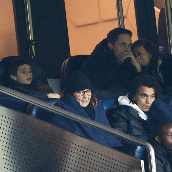 Grand Corps Malade et sa femme Julia Marsaud, Fayza Lamari, Ethan Mbappé - People dans les tribunes lors du match de championnat de Ligue 1 Uber Eats opposant le Paris Saint-Germain (PSG) à l'Olympique Lyonnais au Parc des Princes à Paris le 2 avril 2023. 