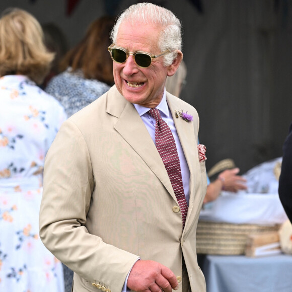 Et le roi Charles a été particulièrement moqué par sa femme en raison... d'un gâteau ! 
Le roi Charles III d'Angleterre et Camilla Parker Bowles, reine consort d'Angleterre, au Sandringham Flower Show à Sandringham House (Norfolk), le 26 juillet 2023.