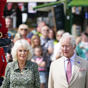 Le roi Charles III d'Angleterre et Camilla Parker Bowles, reine consort d'Angleterre, au Sandringham Flower Show à Sandringham House (Norfolk), le 26 juillet 2023. 