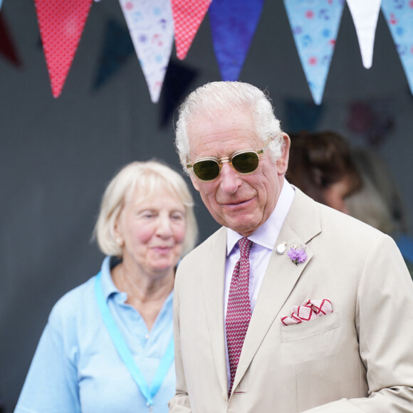 Le roi Charles III d'Angleterre et Camilla Parker Bowles, reine consort d'Angleterre, au Sandringham Flower Show à Sandringham House (Norfolk), le 26 juillet 2023. 